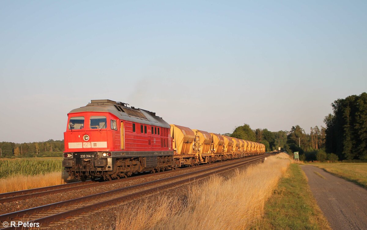 233 314 mit einem Schotterzug in Richtung Marktredwitz bei Oberteich. 20.07.22