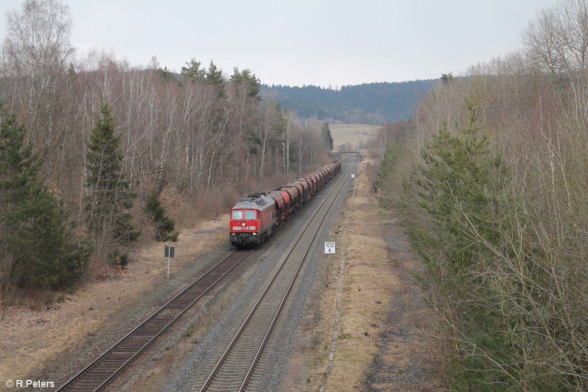 233 321-9 zieht mit einem Schotterzug (vermutlich von Pechbrunn) durch Immenreuth in Richtung Nrnberg. 27.03.18