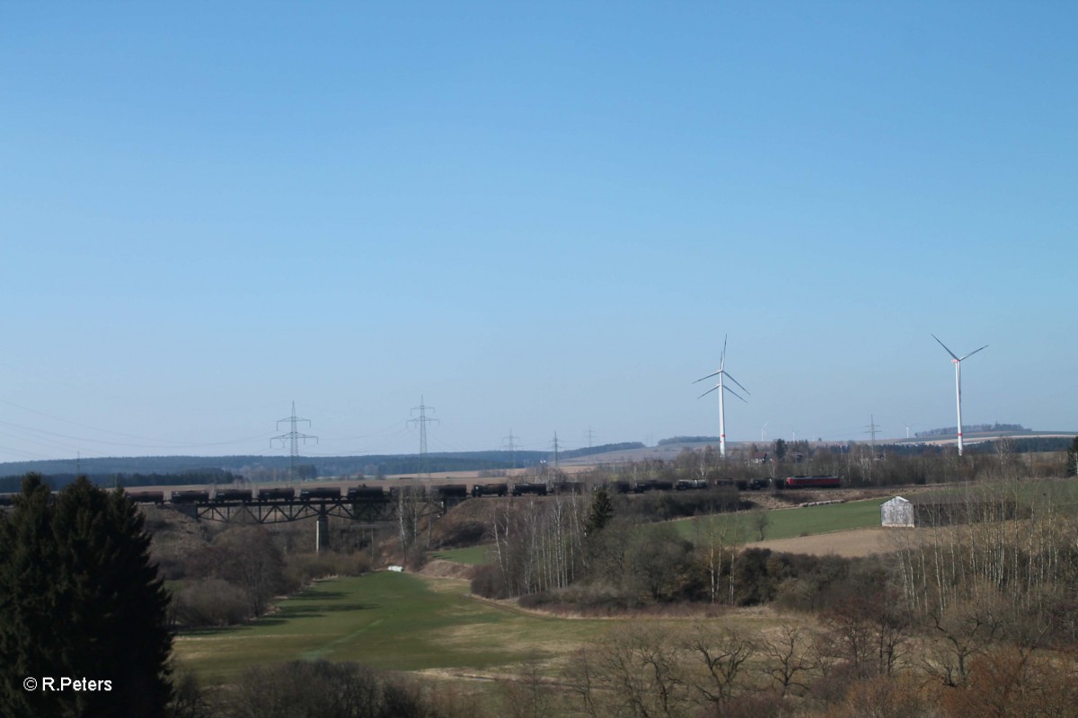 233 321 mit dem GC 47381 Kesselzug Nrnberg - Cheb auf dem Viadukt bei Seuen. 17.03.16