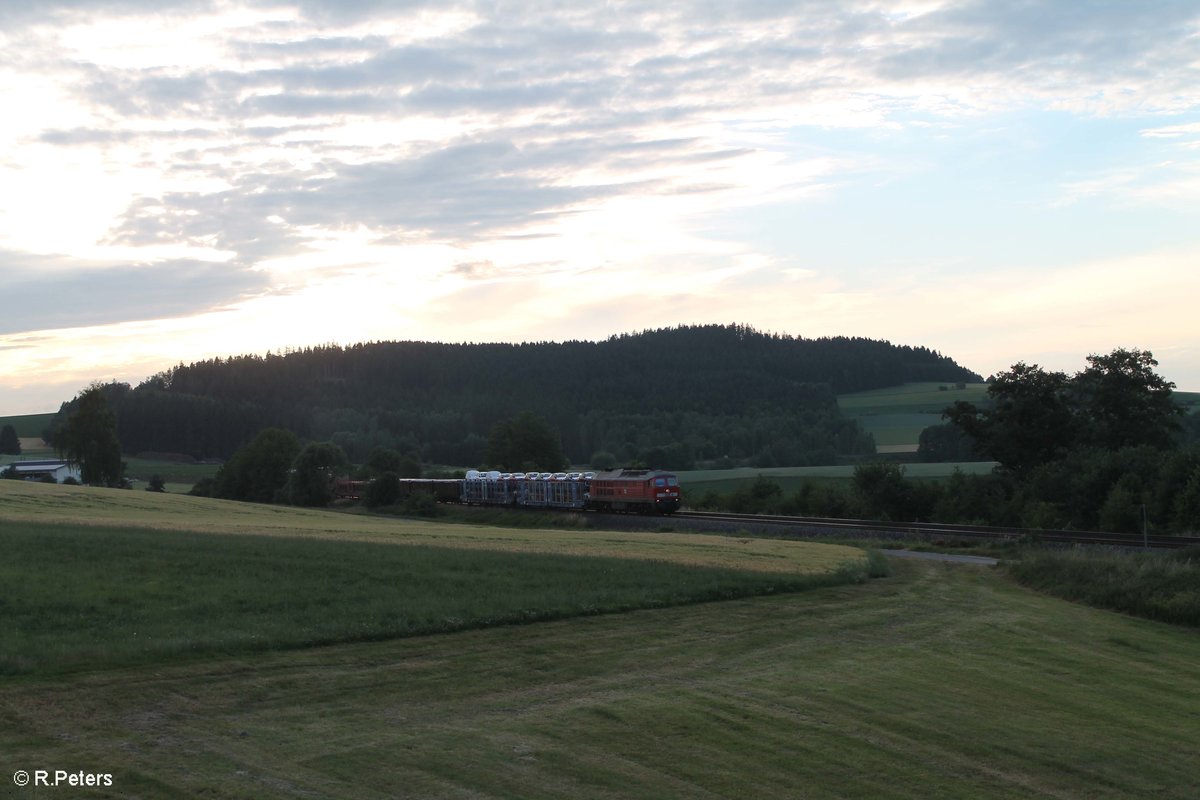 233 322-7 zieht bei Lengenfeld mit dem EZ 46366 XTCH - NNR gen NWDO vorbei. 27.06.17