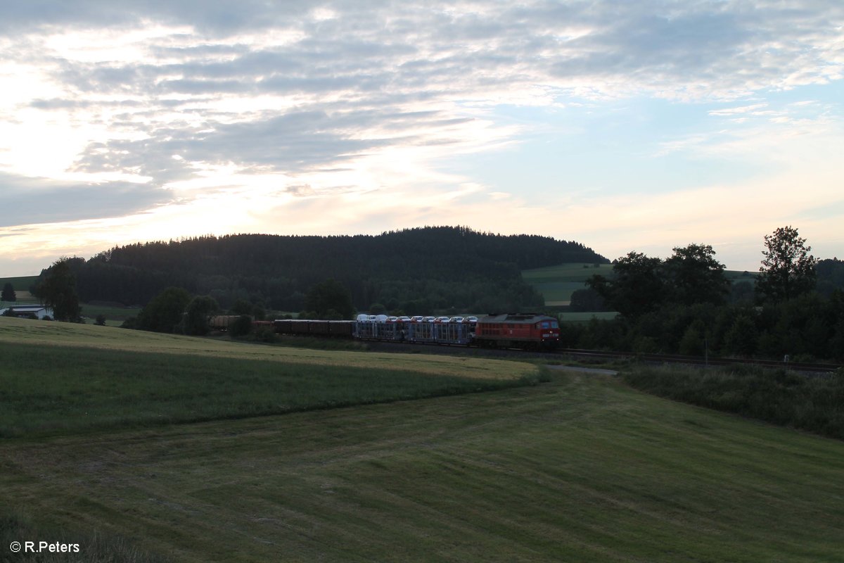 233 322-7 zieht bei Lengenfeld mit dem EZ 46366 XTCH - NNR gen NWDO vorbei. 27.06.17