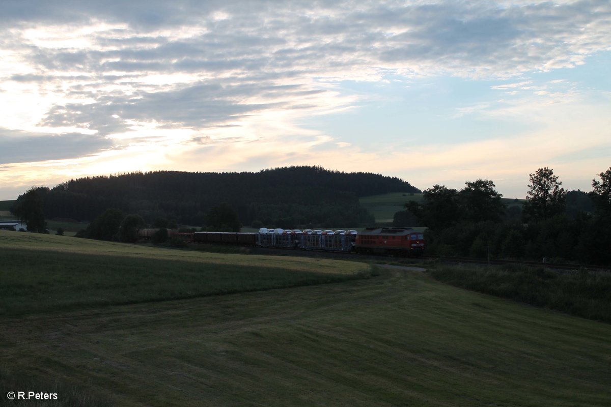 233 322-7 zieht bei Lengenfeld mit dem EZ 46366 XTCH - NNR gen NWDO vorbei. 27.06.17