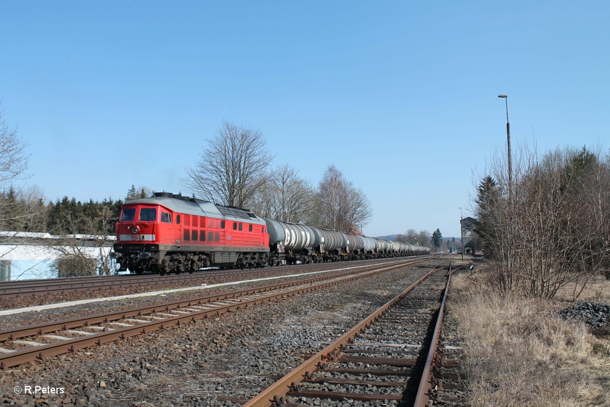 233 357-2 wartet in Pechbrunn mit dem Kesselzug Nrnberg - Hof auf die Weiterfahrt. 17.03.16