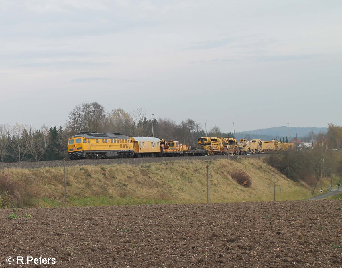 233 493 der Bahnbau Russe kam mit einem Bauzug durch Pechbrunn in Richtung Hof bei leider nicht so berauschenden Wetter aber was soll mann machen ;) 04.11.17