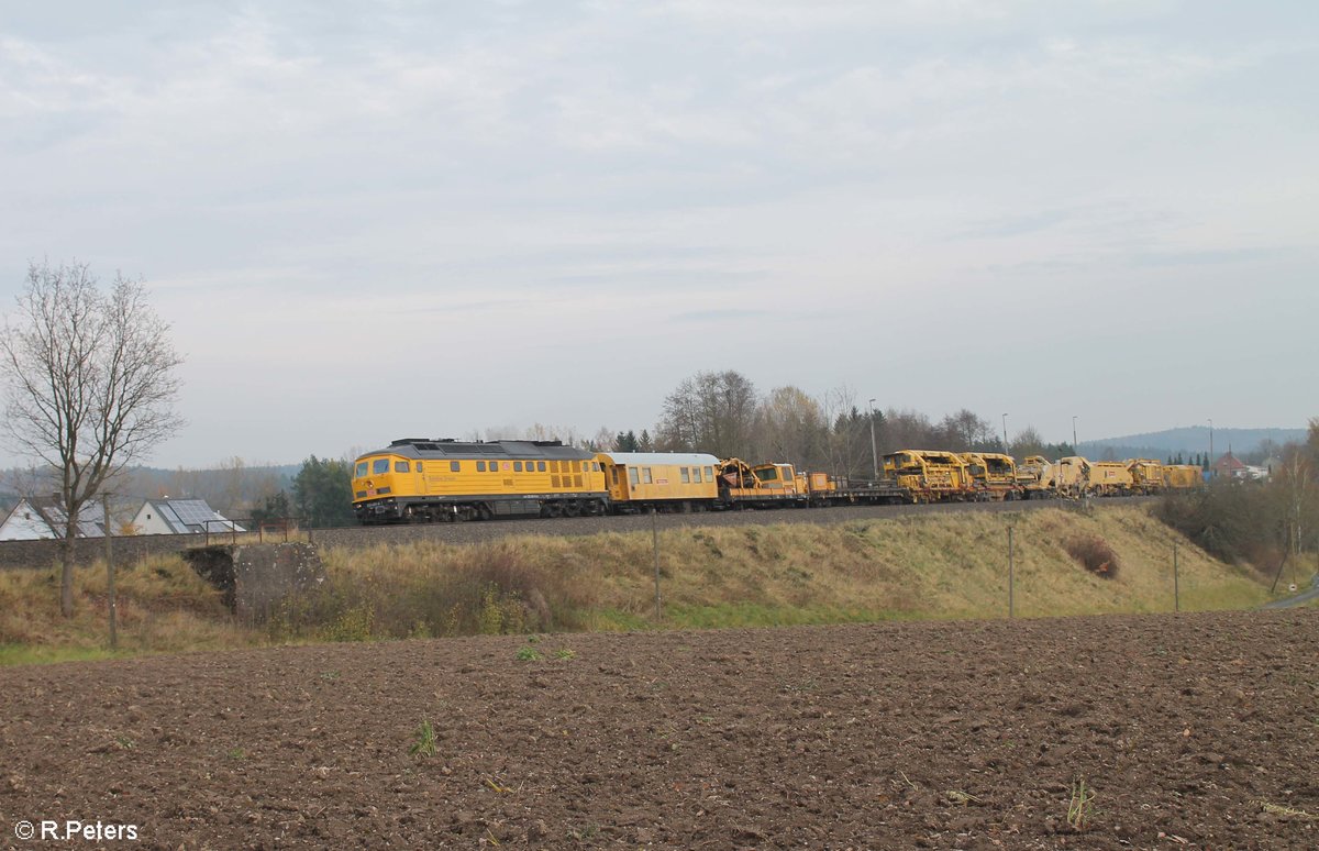 233 493 der Bahnbau Russe kam mit einem Bauzug durch Pechbrunn in Richtung Hof bei leider nicht so berauschenden Wetter aber was soll mann machen ;) 04.11.17