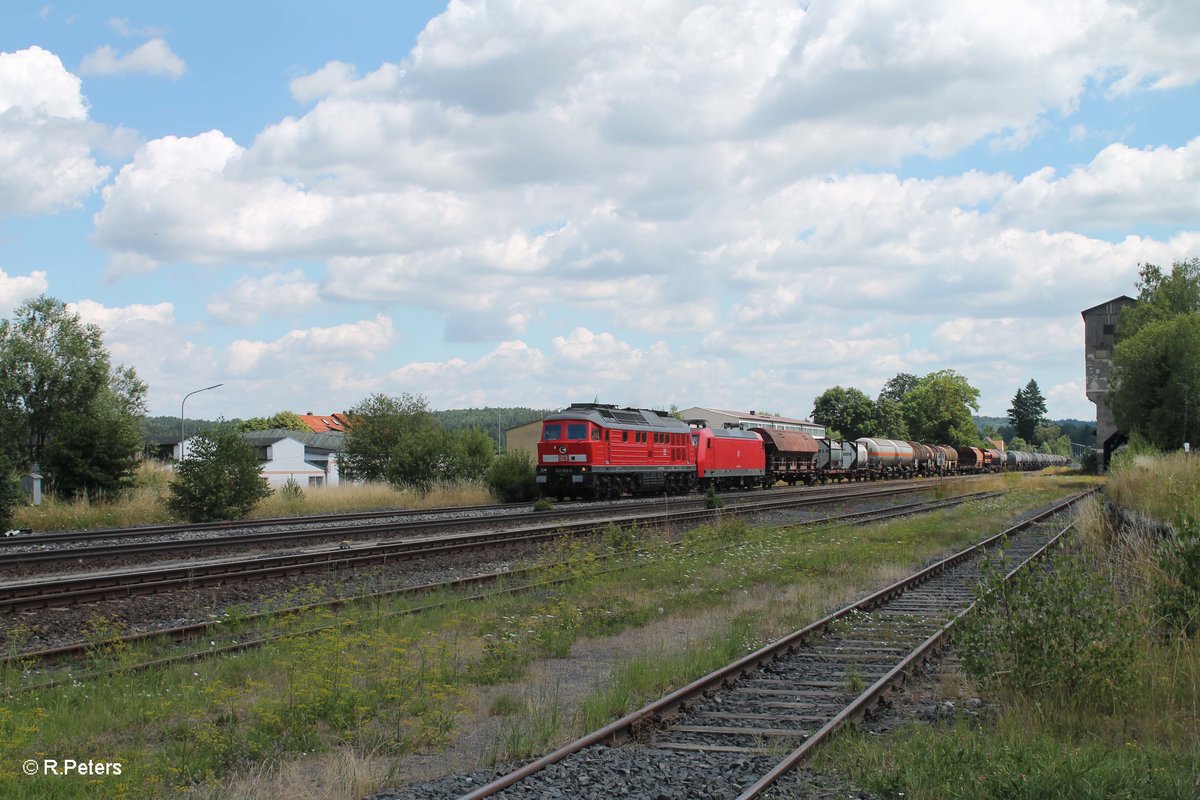 233 525-5 zieht die 145 010 und den 51722 NNR - LLE Frankenwald Umleiter durch Pechbrunn. 19.07.16