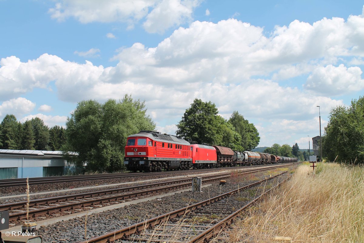 233 525-5 zieht die 145 010 und den 51722 NNR - LLE Frankenwald Umleiter durch Pechbrunn. 19.07.16