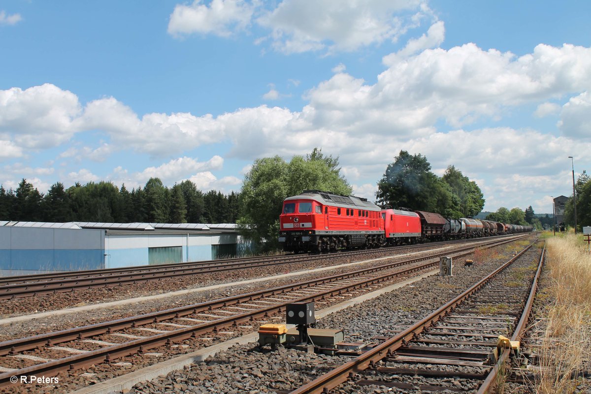 233 525-5 zieht die 145 010 und den 51722 NNR - LLE Frankenwald Umleiter durch Pechbrunn. 19.07.16