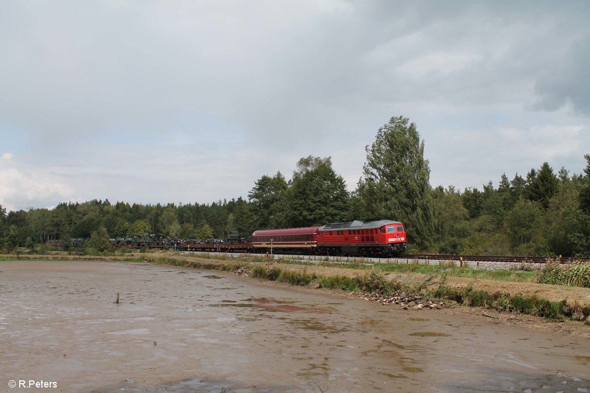 233 525-5 zieht sdlich von Wiesau den Militrzug M 47384 Cheb - Weiden. 03.09.17