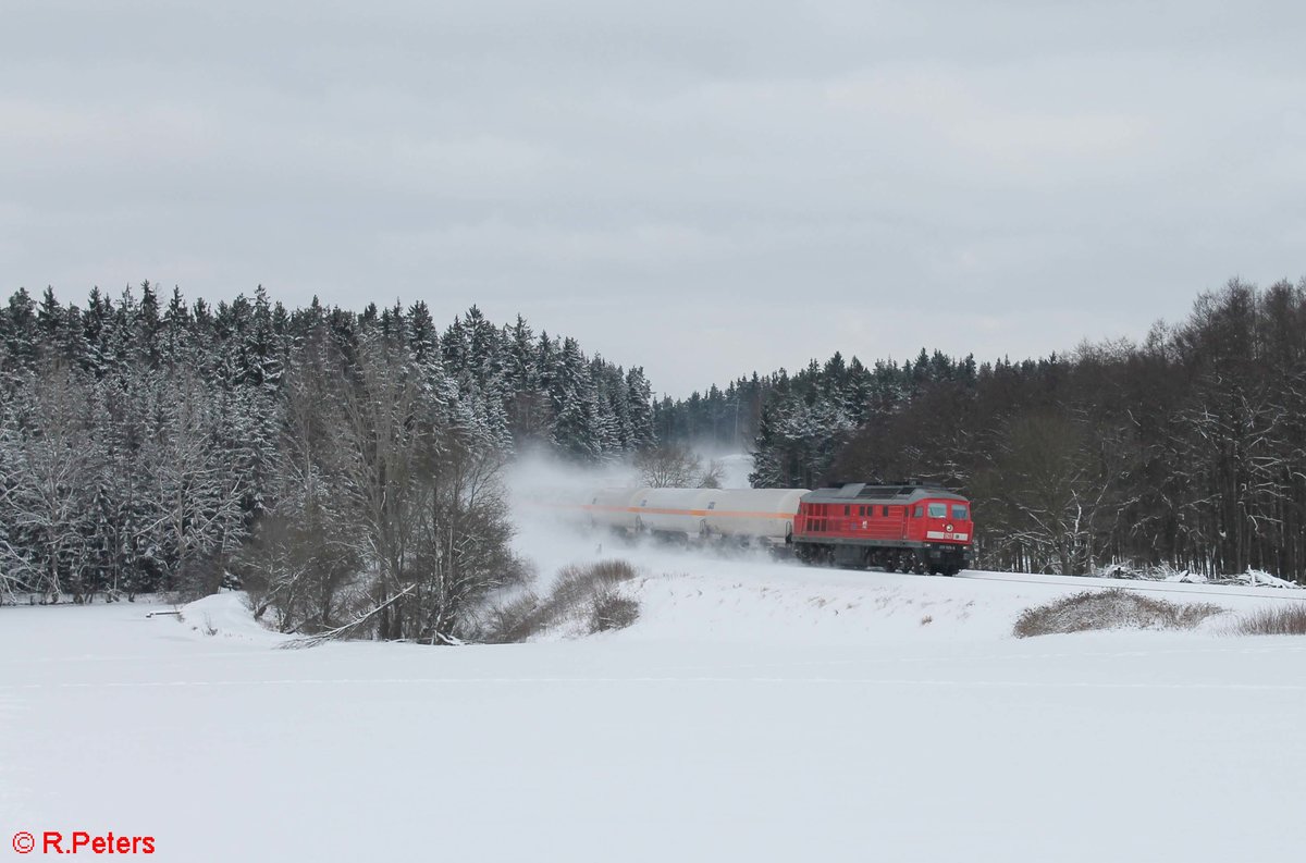 233 525 zieht einen Gaskesselzug aus Cheb nach Regensburg bei Oberteich. 17.01.17