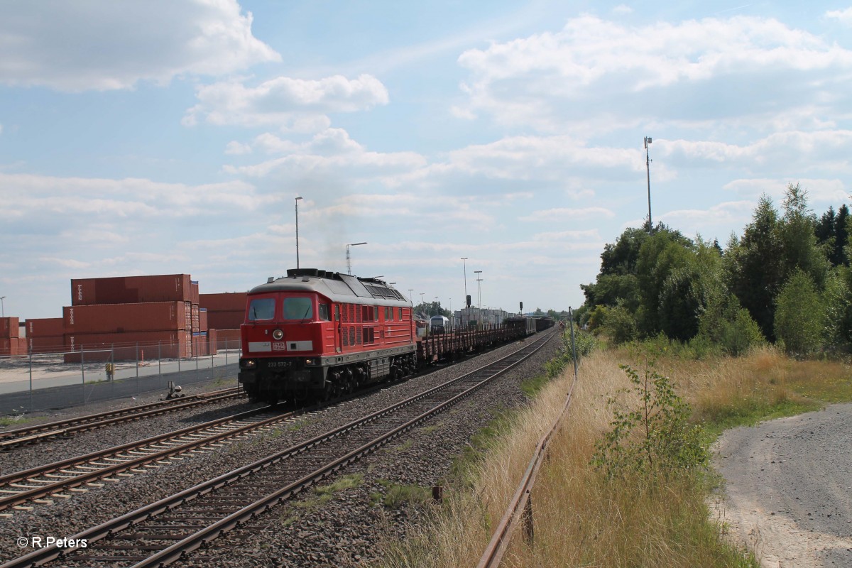 233 572-2 mit dem 45369 Nrnberg - Cheb bei der durchfahrt in Wiesau. 15.08.13