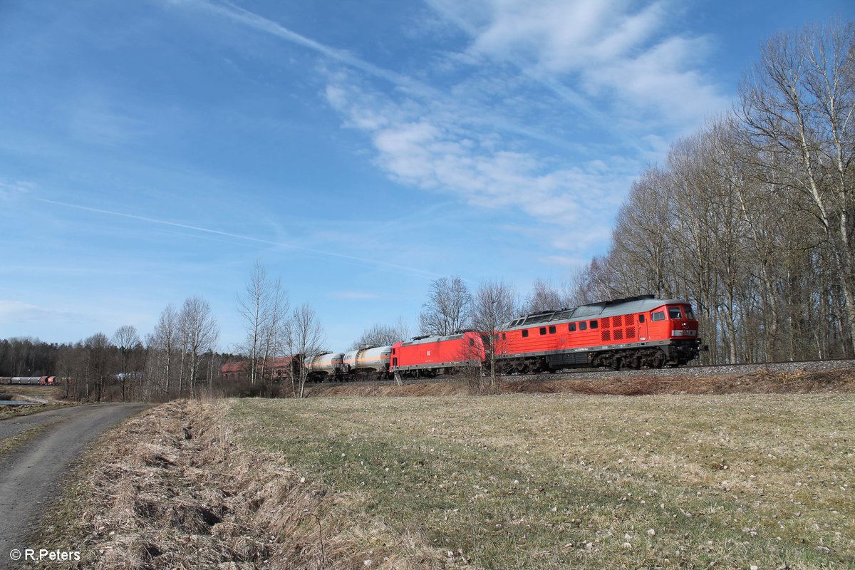 233 698 zieht den EZ 51716 Nrnberg - Senftenberg samt E-Lok kurz vor Wiesau/Oberpfalz und hat den Wald passiert. 03.04.18