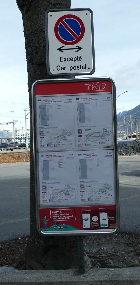 (233'040) - Except Car postal und TMR-Fahrplan am 20. Februar 2022 beim Bahnhof Martigny