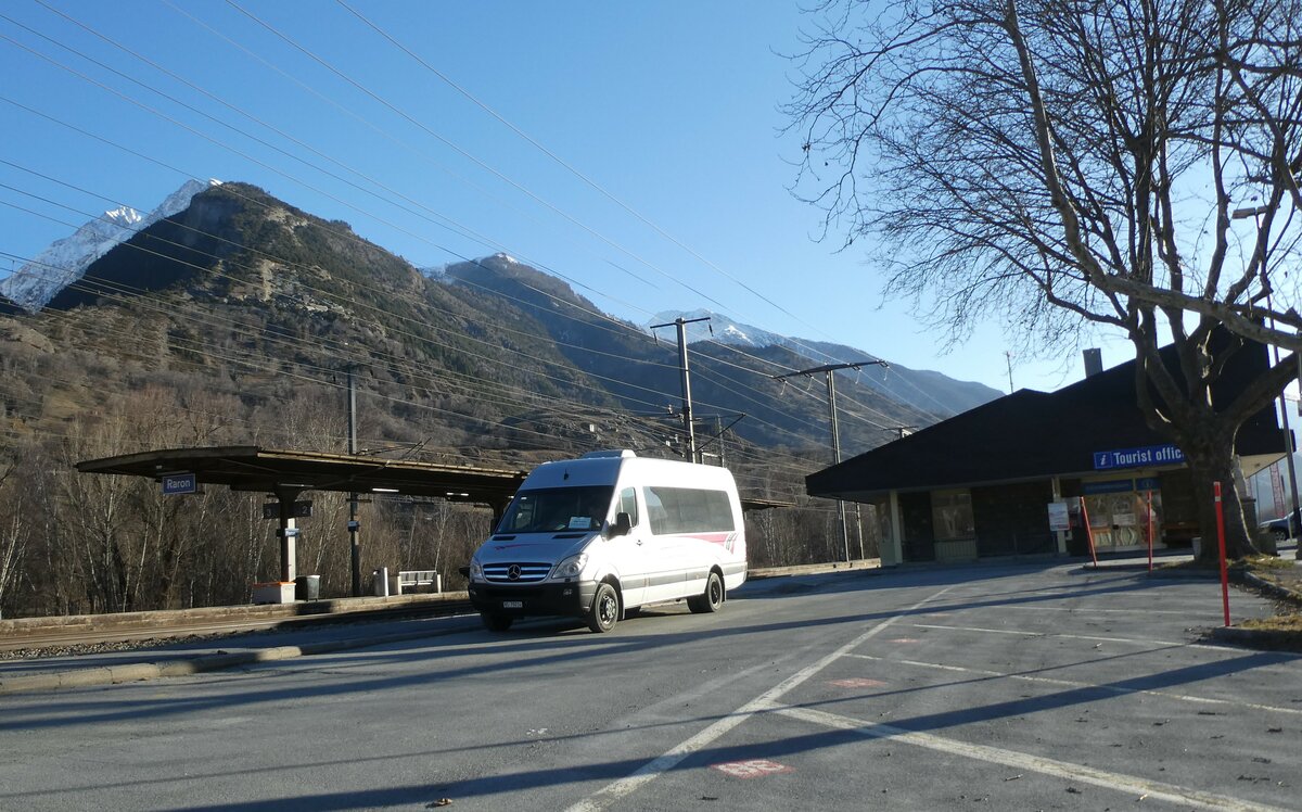 (233'131) - Steiner, Niedergesteln - VS 79'214 - Mercedes am 26. Februar 2022 beim Bahnhof Raron