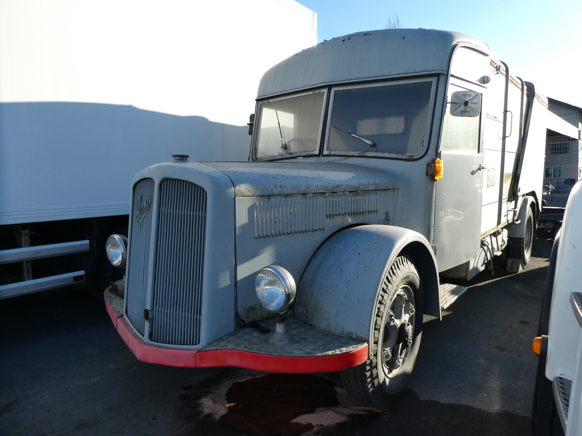 (233'226) - Saurer Kehrichtwagen am 26. Februar 2022 in Conthey, Garage Saurer