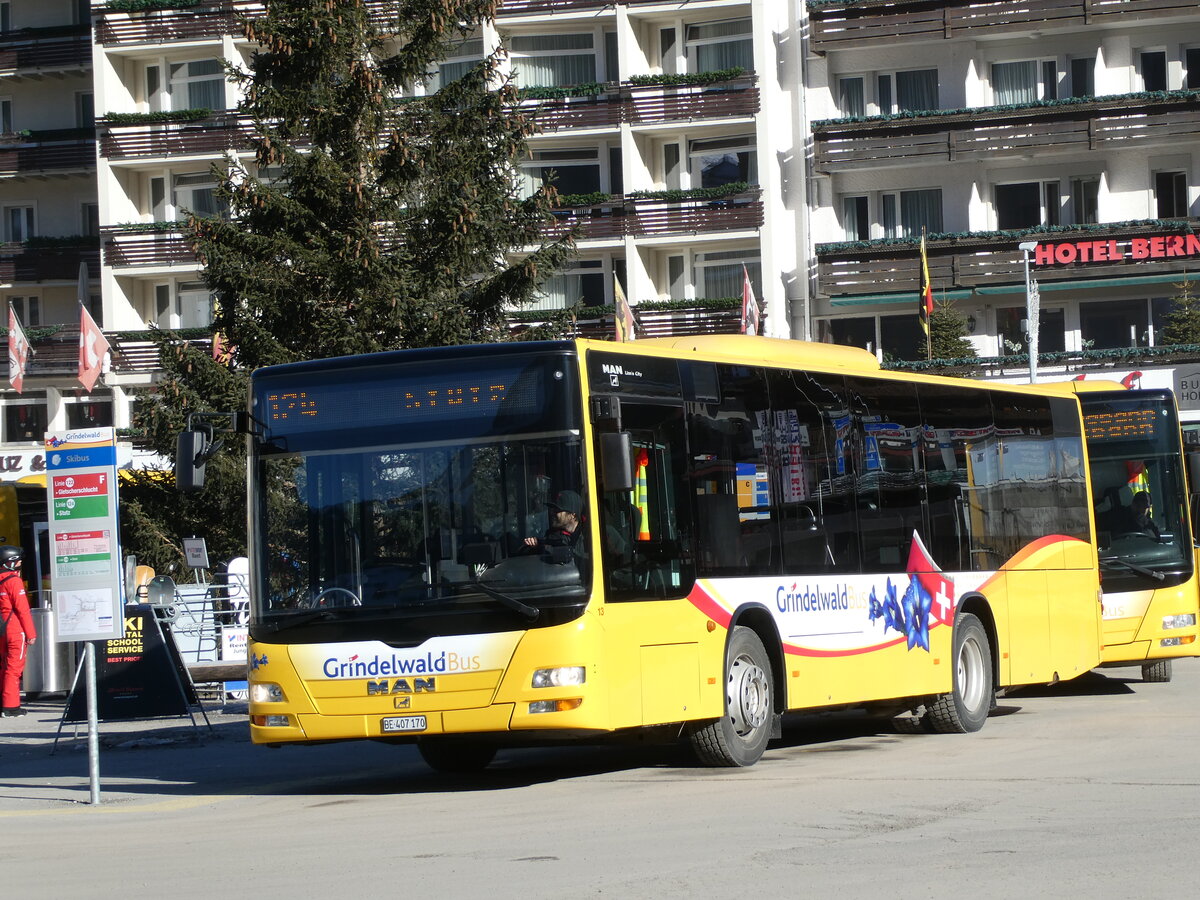 (233'236) - Grindelwaldbus, Grindelwald - Nr. 13/BE 407'170 - MAN/Gppel am 27. Februar 2022 beim Bahnhof Grindelwald