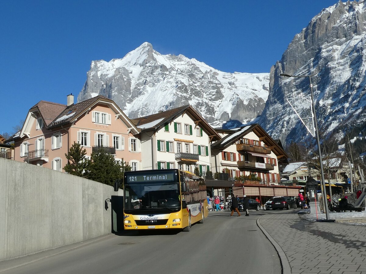 (233'305) - Grindelwaldbus, Grindelwald - Nr. 15/BE 525'871 - MAN am 27. Februar 2022 in Grindelwald, Sportzentrum