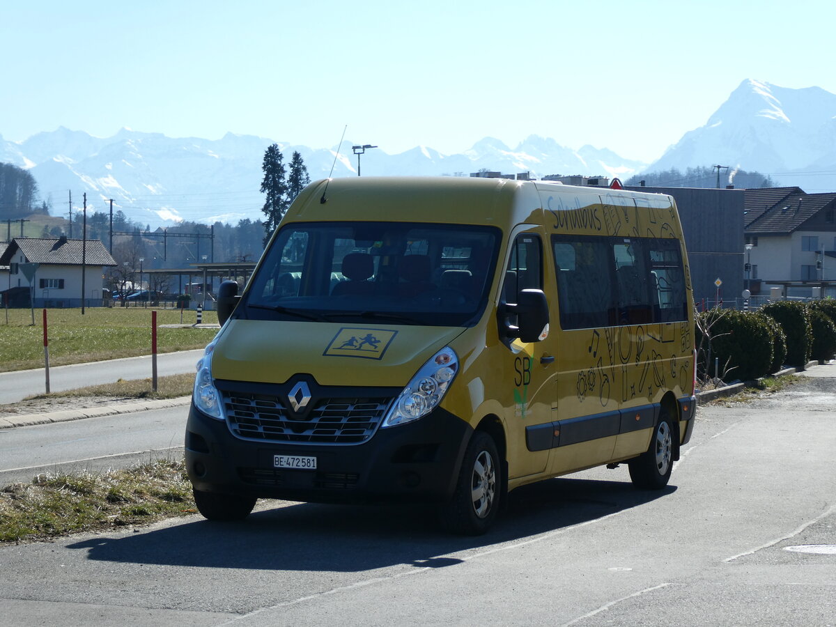 (233'329) - Sprung Brett Schule, Burgistein - BE 472'581 - Renault am 28. Februar 2022 in Burgistein, Grastrocknungsanlage