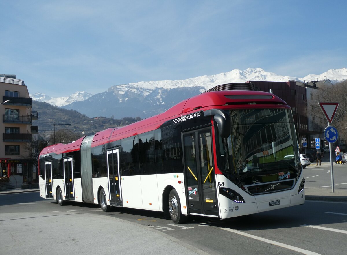 (233'461) - PostAuto Wallis - Nr. 54/VS 531'436 - Volvo am 7. Mrz 2022 beim Bahnhof Sion