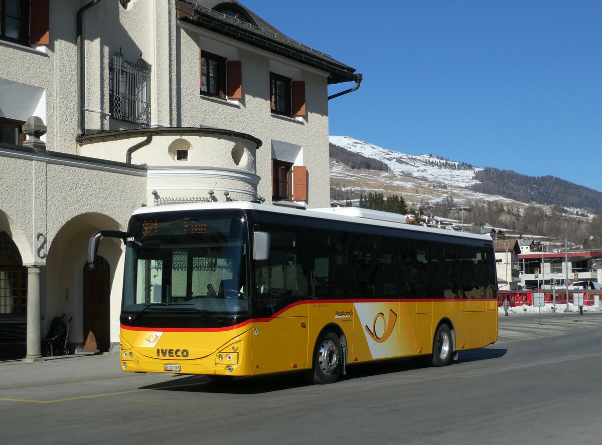 (233'710) - PostAuto Graubnden - GR 102'388 - Iveco am 10. Mrz 2022 beim Bahnhof Scuol-Tarasp