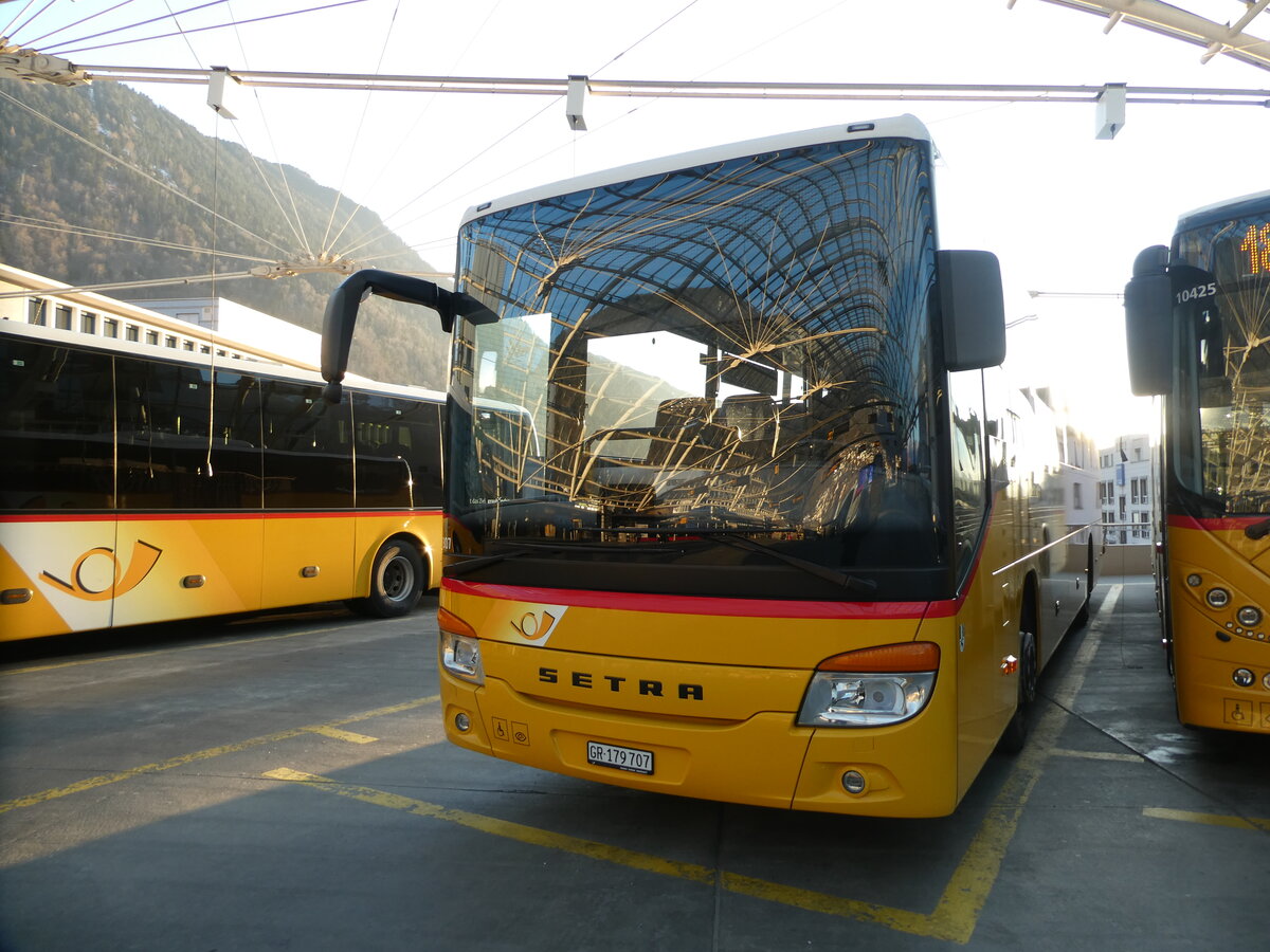 (233'728) - PostAuto Graubnden - GR 179'707 - Setra am 10. Mrz 2022 in Chur, Postautostation