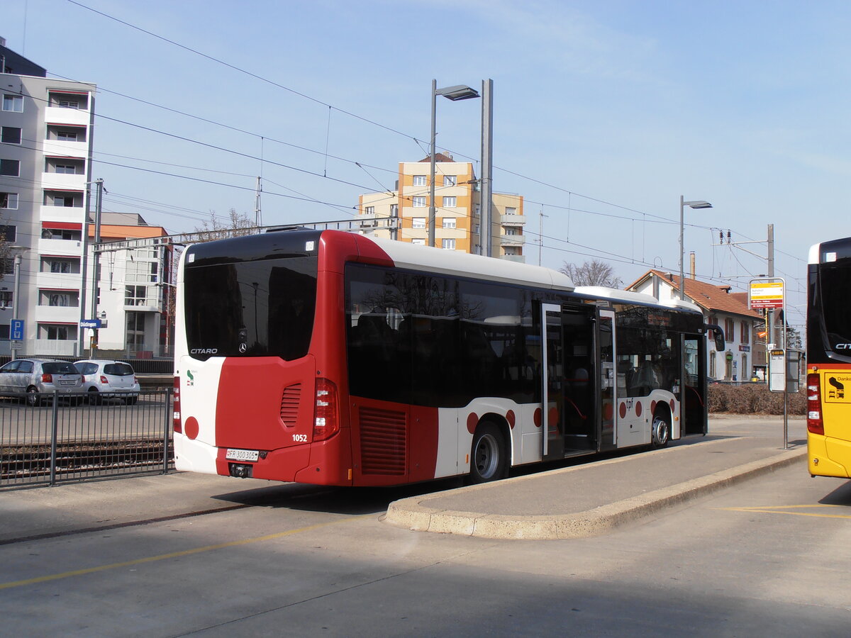 (233'844) - TPF Fribourg - Nr. 1052/FR 300'305 - Mercedes am 12. Mrz 2022 beim Bahnhof Ddingen