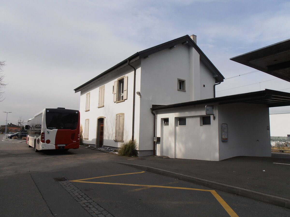 (233'905) - Der Bahnhof Domdidier am 13. Mrz 2022