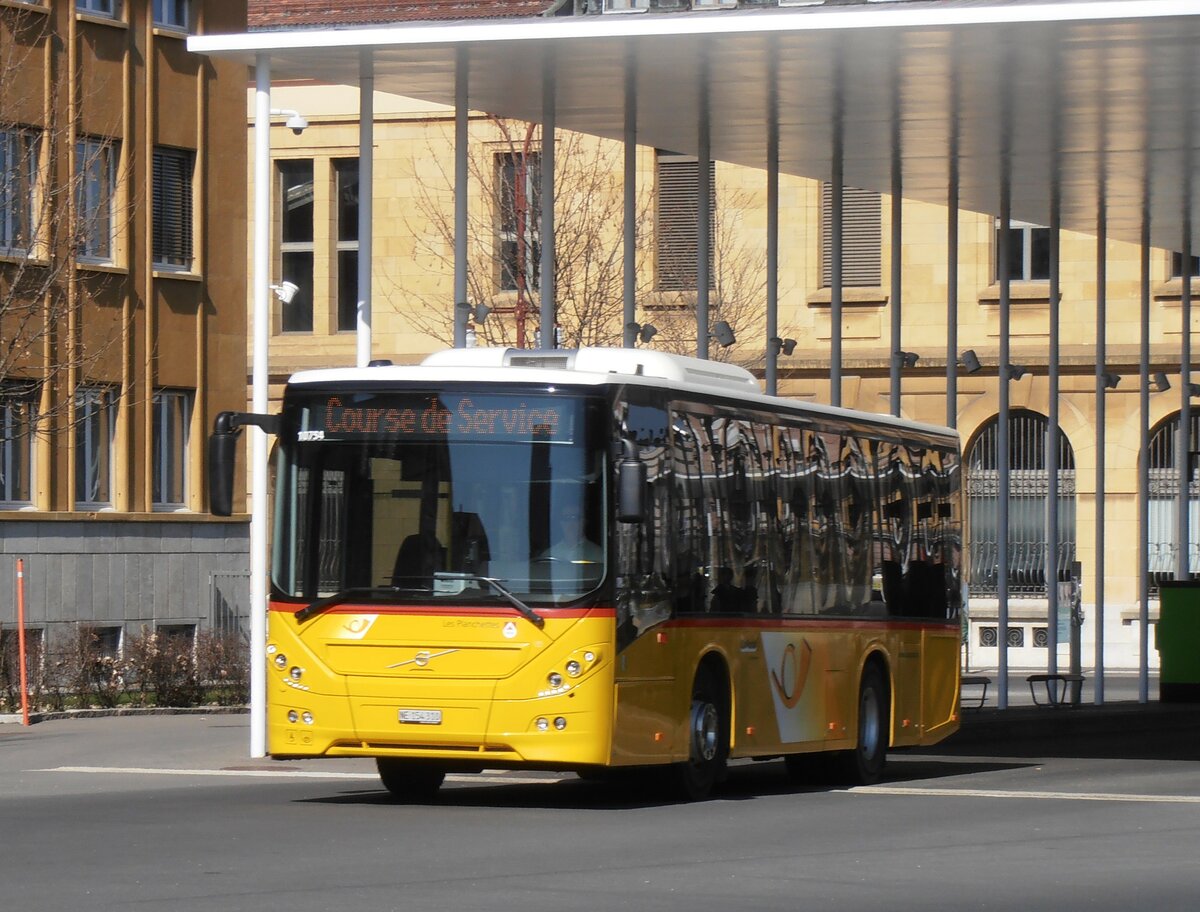 (234'085) - CarPostal Ouest - NE 154'310 - Volvo am 26. Mrz 2022 beim Bahnhof La Chaux-de-Fonds