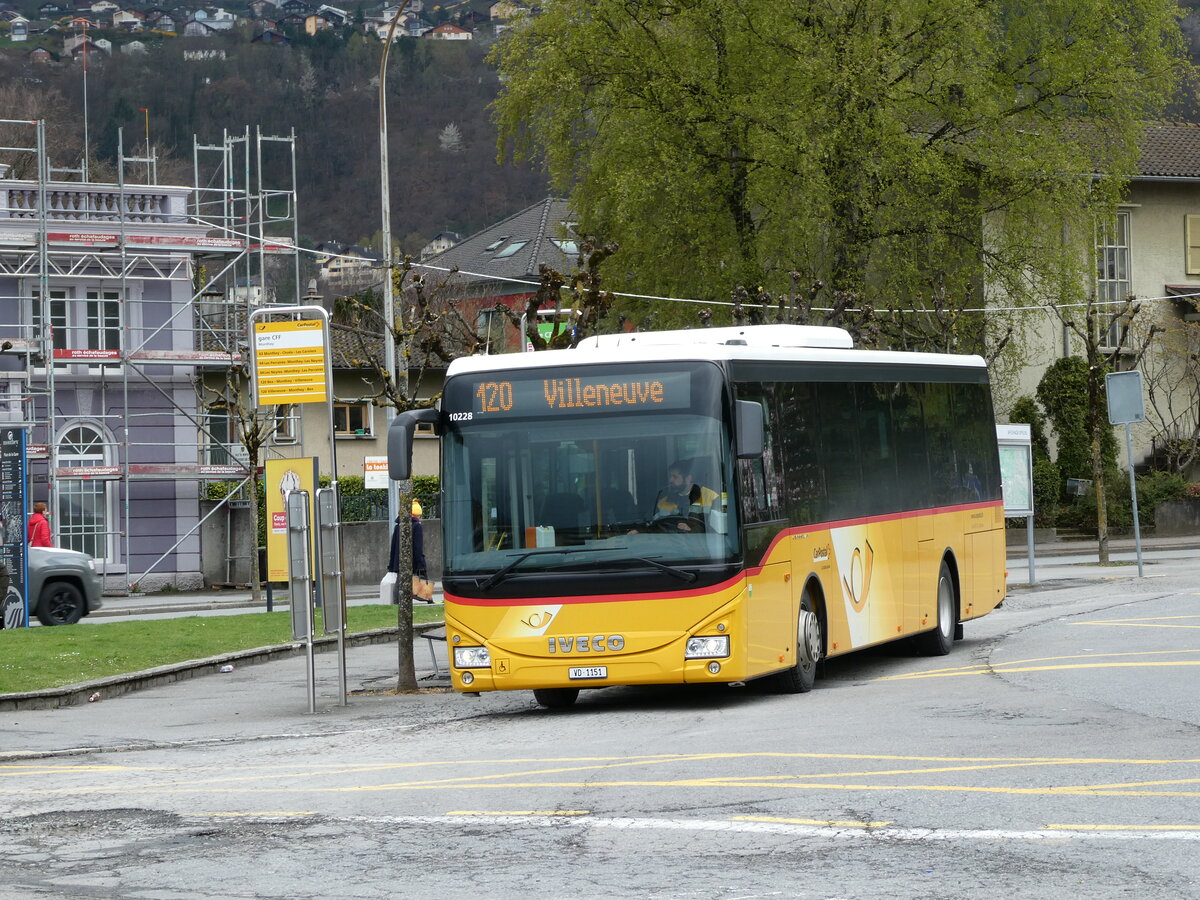 (234'290) - MOB Montreux - Nr. 28/VD 1151 - Iveco am 9. April 2022 beim Bahnhof Monthey CFF