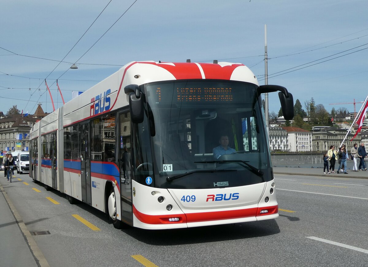 (234'444) - VBL Luzern - Nr. 409 - Hess/Hess Doppelgelenktrolleybus am 11. April 2022 in Luzern, Bahnhofbrcke