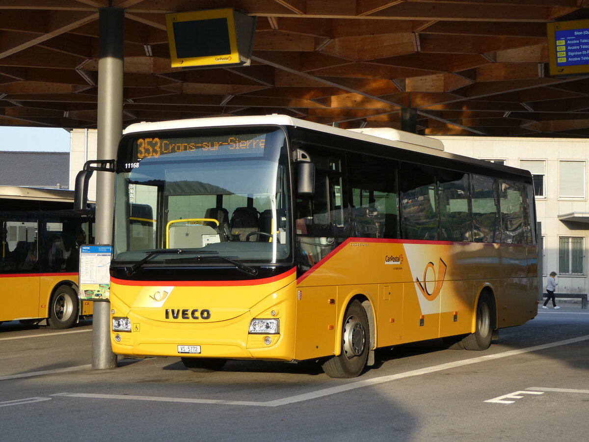 (234'516) - Mabillard, Lens - VS 5772 - Iveco am 15. April 2022 beim Bahnhof Sion