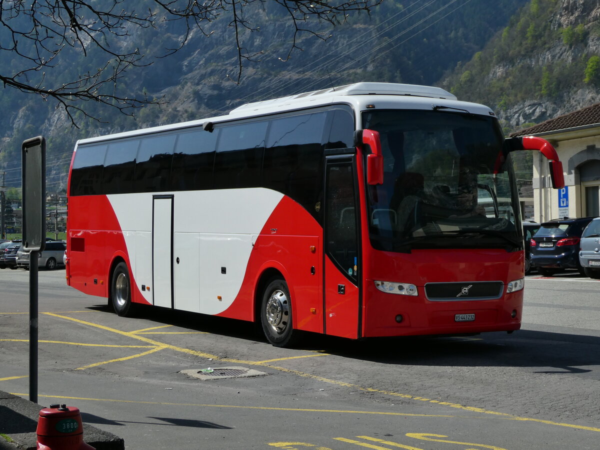 (234'573) - Closillon Tours, Monthey - VS 443'232 - Volvo (ex TMR Martigny) am 15. April 2022 beim Bahnhof St-Maurice