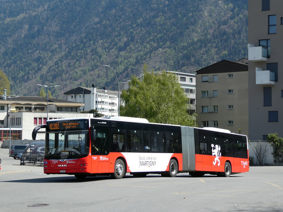 (234'601) - TMR Martigny - Nr. 152/VS 1257 - MAN am 15. April 2022 beim Bahnhof Martigny