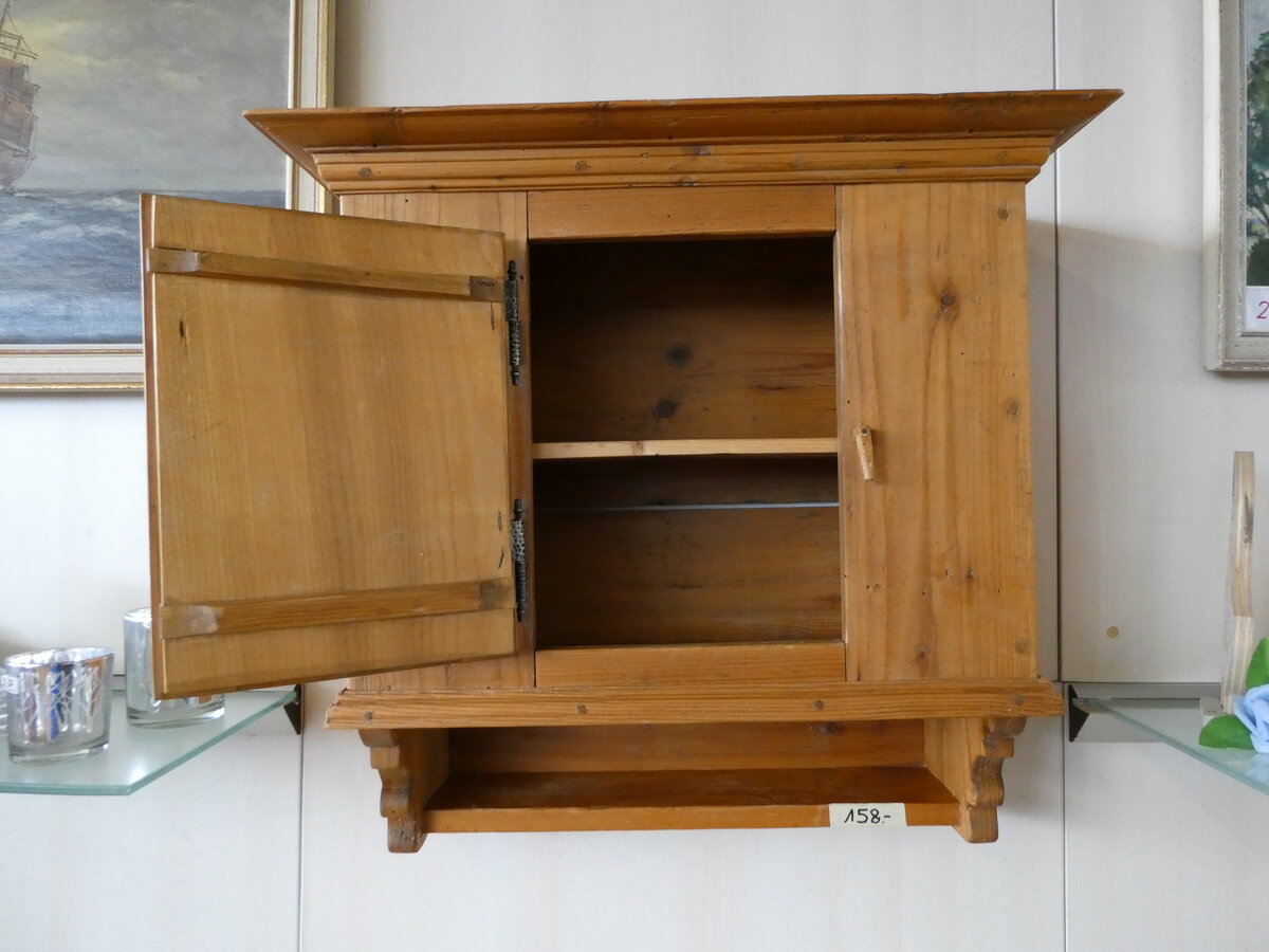 (234'796) - Altes Wandschrnkli am 22. April 2022 im BrockiShop Thun