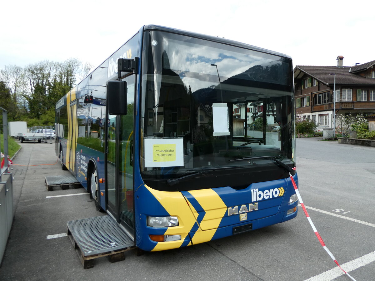 (234'865) - STI Thun - Nr. 128 - MAN am 26. April 2022 beim Bahnhof Wimmis