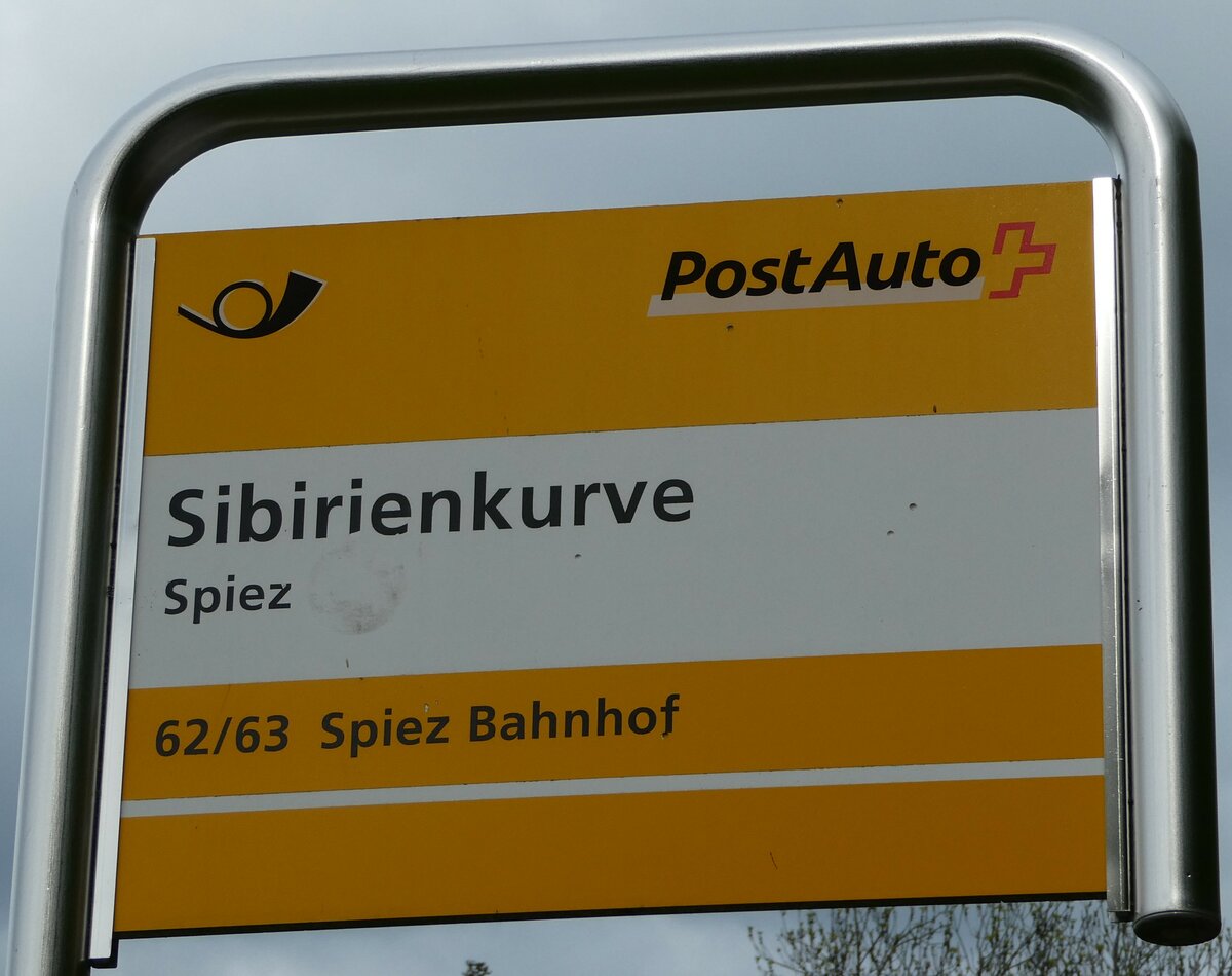 (234'884) - PostAuto-Haltestellenschild - Spiez, Sibirienkurve - am 29. April 2022