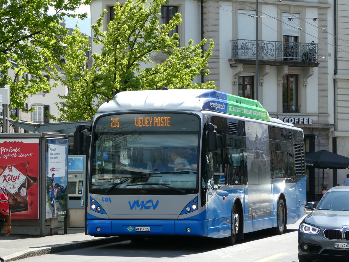 (234'925) - VMCV Clarens - Nr. 404/VD 114'029 - Van Hool (ex Nr. 104) am 30. April 2022 beim Bahnhof Vevey