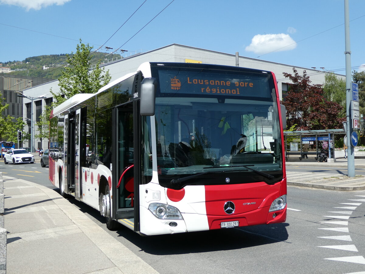 (234'970) - TPF Fribourg - Nr. 1041/FR 300'297 - Mercedes am 30. April 2022 beim Bahnhof Vevey