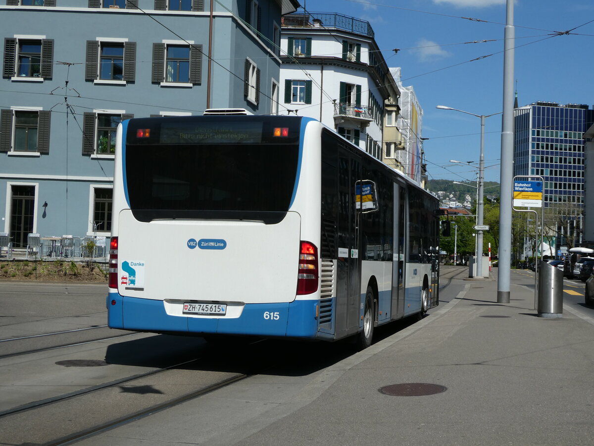 (235'061) - VBZ Zrich - Nr. 615/ZH 745'615 - Mercedes am 2. Mai 2022 beim Bahnhof Zrich-Wiedikon