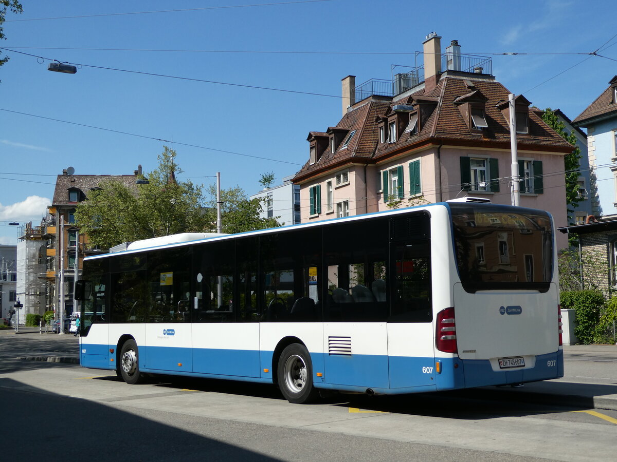 (235'073) - VBZ Zrich - Nr. 607/ZH 745'607 - Mercedes am 2. Mai 2022 beim Bahnhof Zrich-Wiedikon