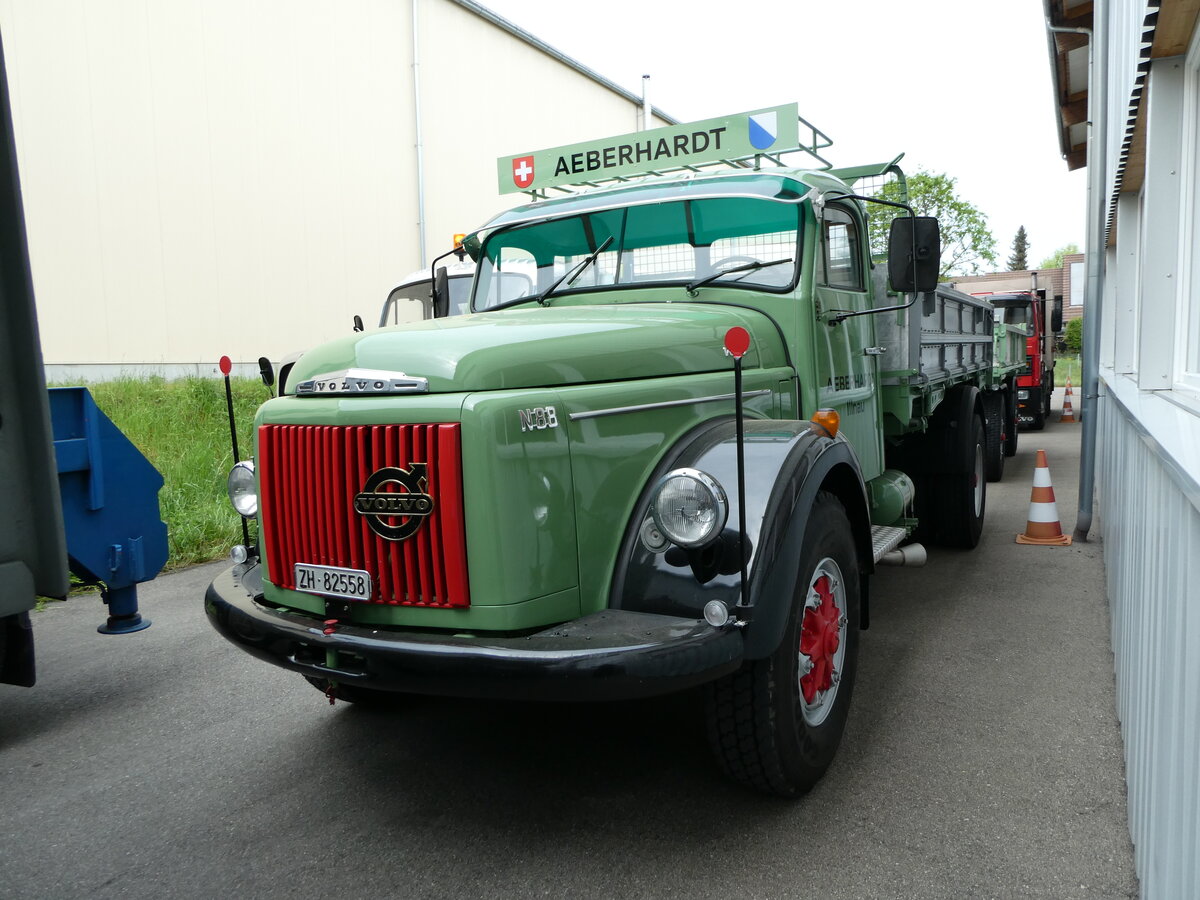 (235'322) - Aeberhardt, Illnau - ZH 82'558 - Volvo am 7. Mai 2022 in Attikon, Wegmller