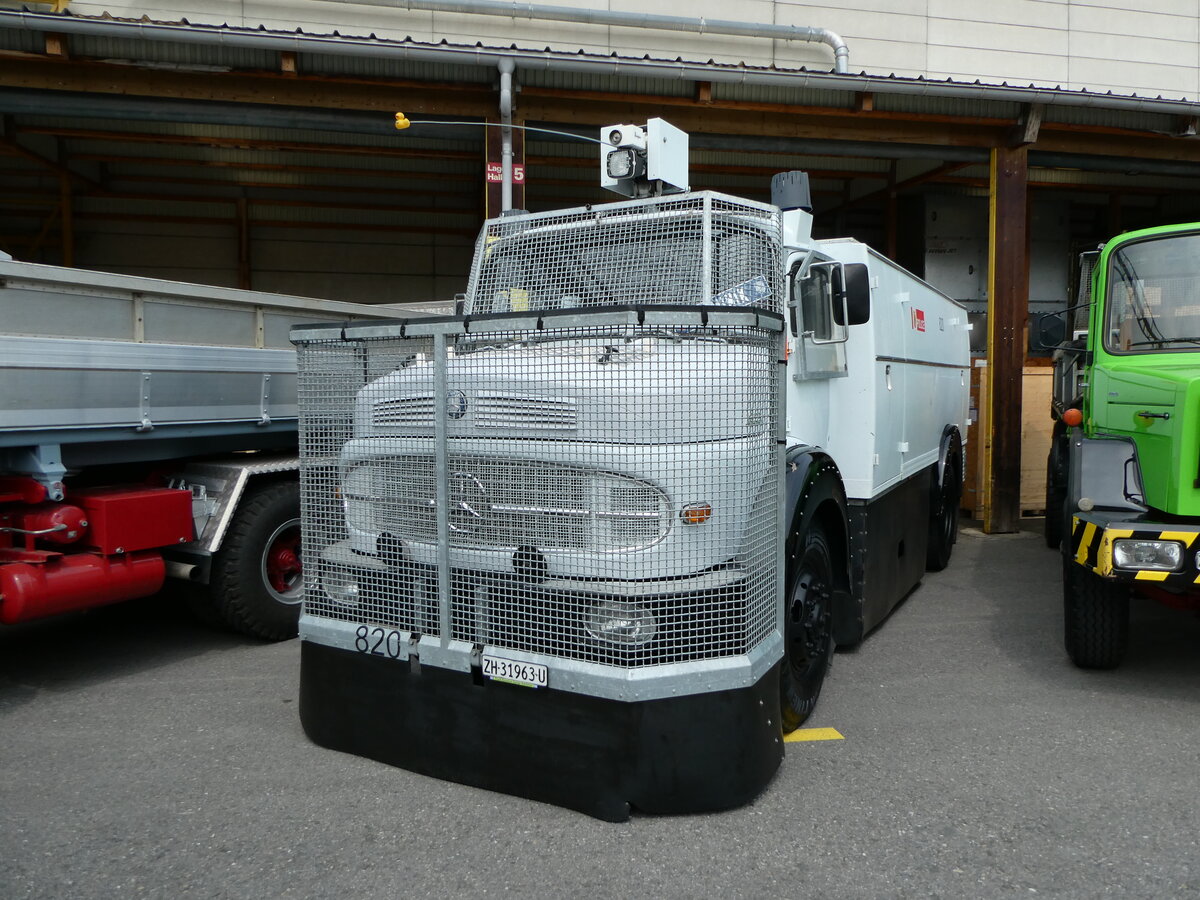 (235'344) - Police - Nr. 820/ZH 31'963 U - Mercedes am 7. Mai 2022 in Attikon, Wegmller