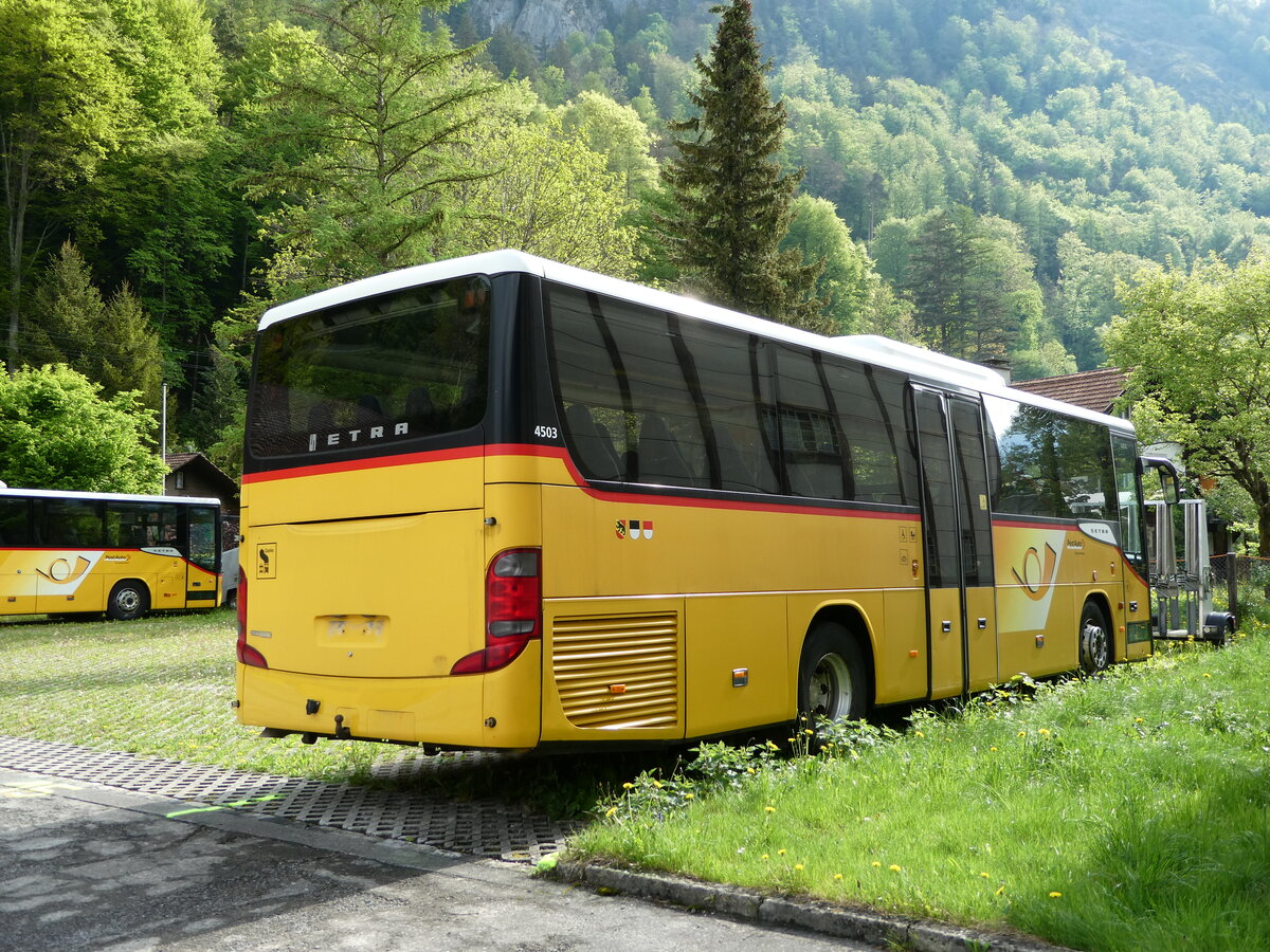 (235'441) - PostAuto Bern - (BE 401'364) - Setra (ex AVG Meiringen Nr. 64) am 8. Mai 2022 in Meiringen, Garage