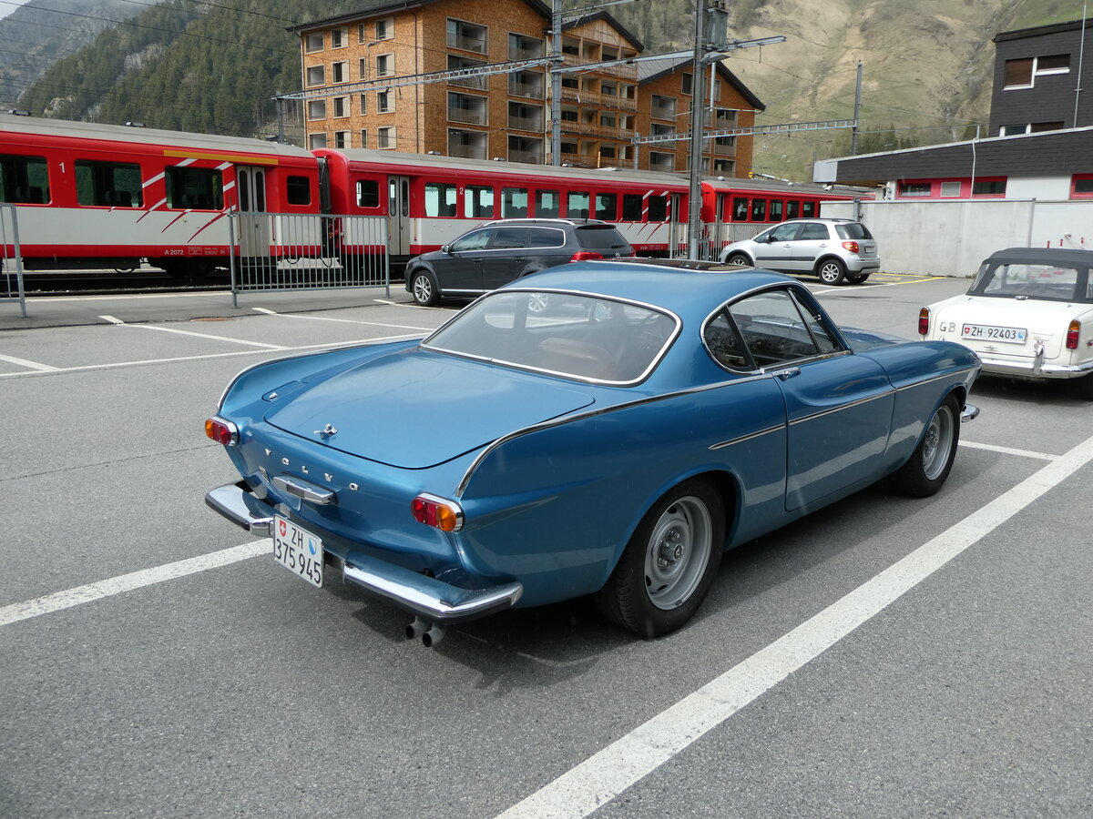 (235'500) - Volvo - ZH 375'945 - am 8. Mai 2022 beim Bahnhof Andermatt