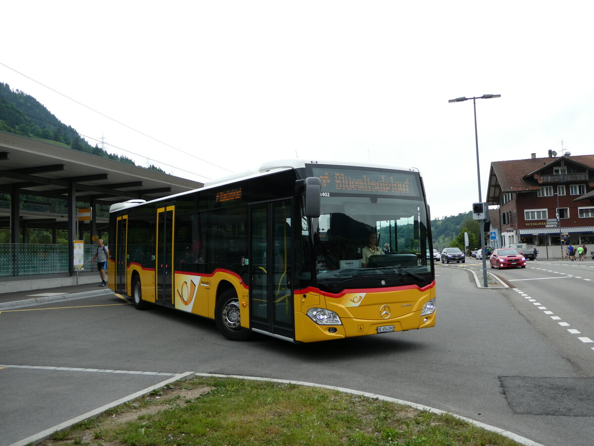 (236'107) - PostAuto Bern - BE 654'090 - Mercedes am 22. Mai 2022 beim Bahnhof Reichenbach