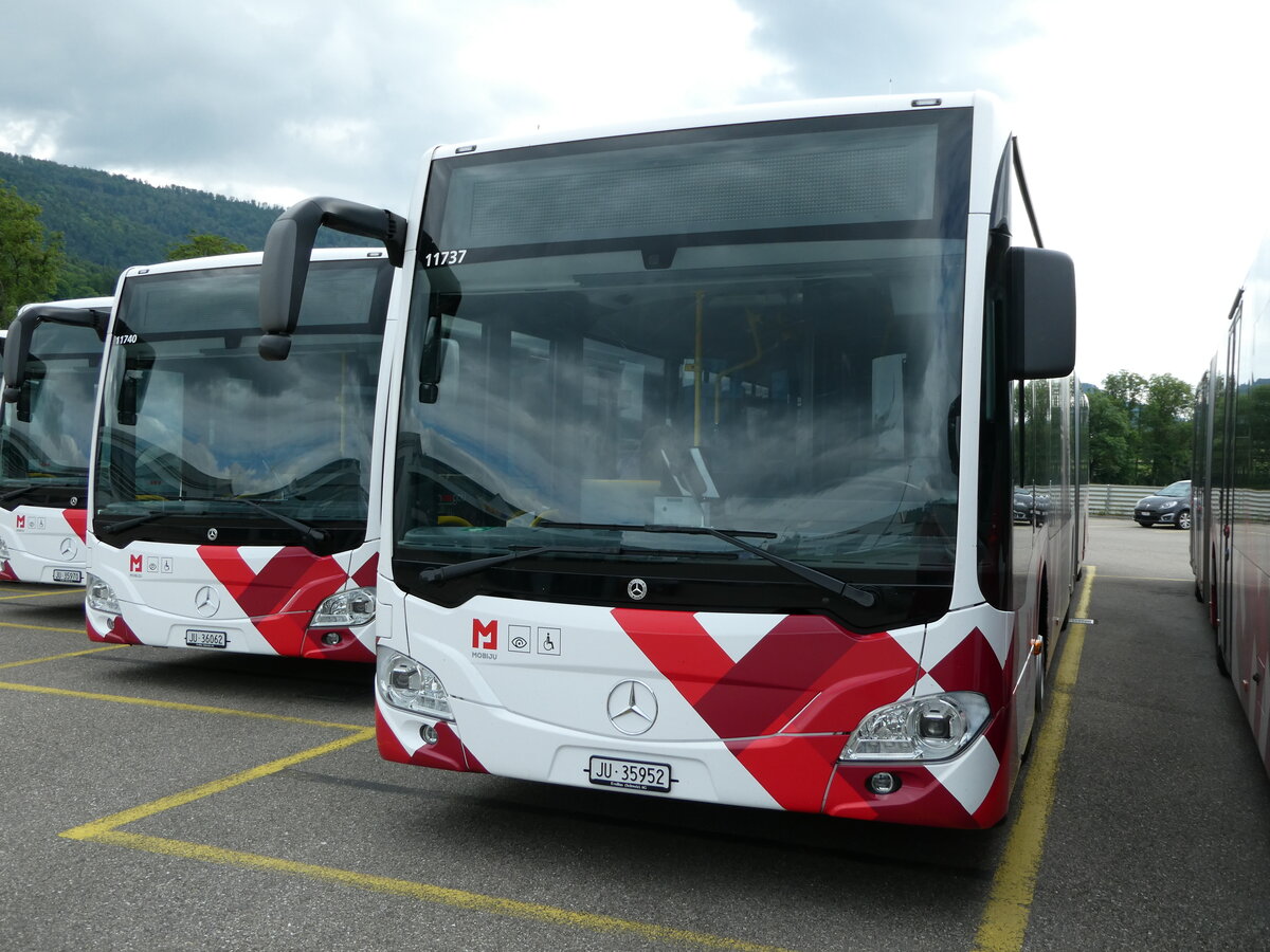 (236'867) - CarPostal Ouest - JU 35'952 - Mercedes am 6. Juni 2022 in Develier, Parkplatz