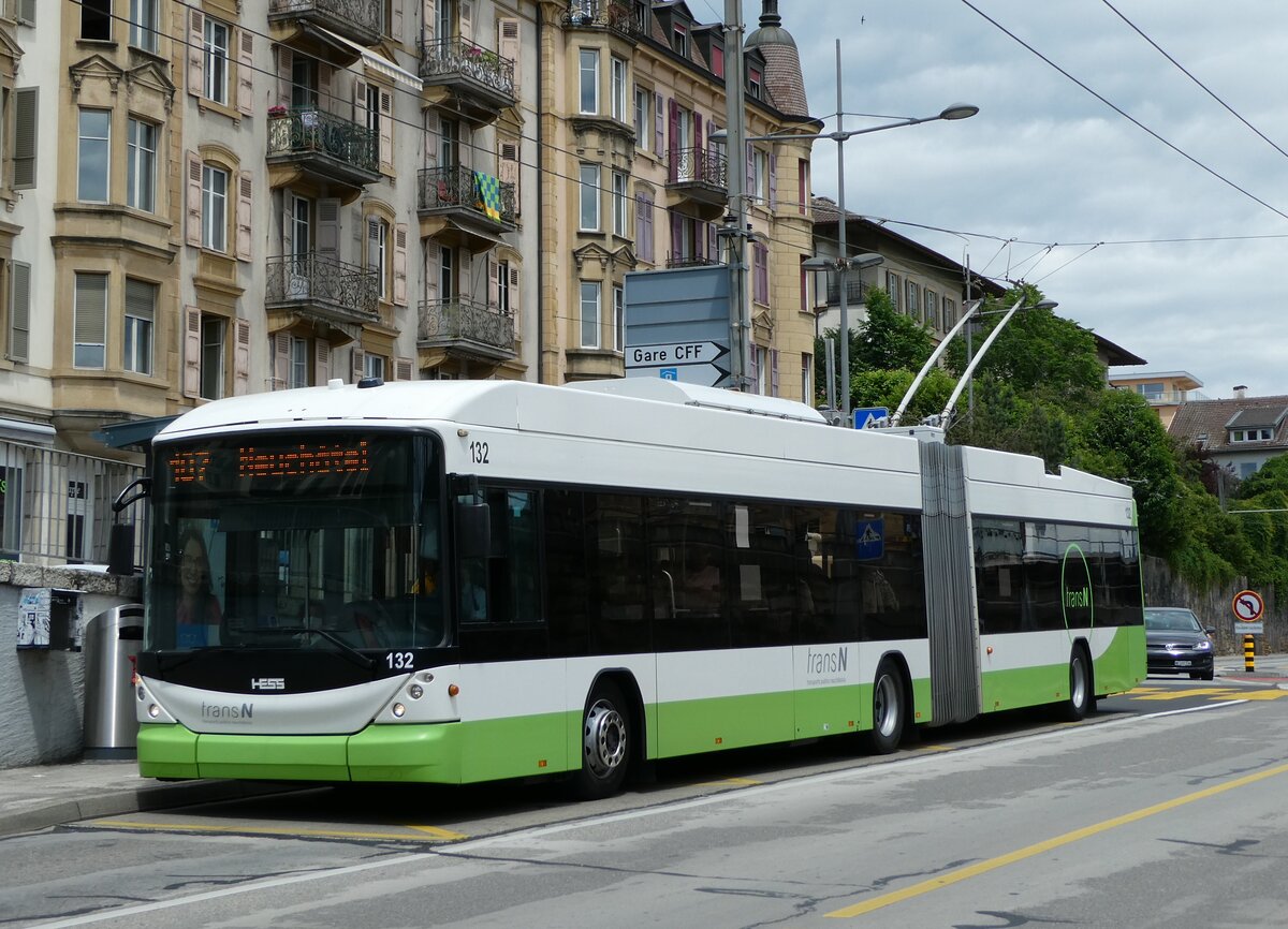 (236'988) - transN, La Chaux-de-Fonds - Nr. 132 - Hess/Hess Gelenktrolleybus (ex TN Neuchtel Nr. 132) am 6. Juni 2022 beim Bahnhof Neuchtel