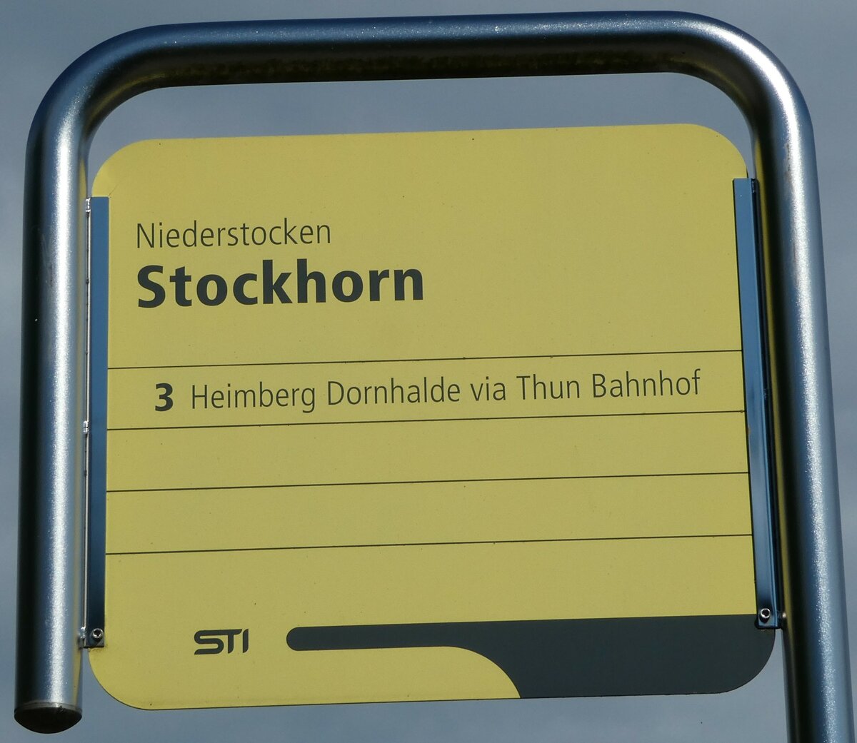 (237'547) - STI-Haltestellenschild - Niederstocken, Stockhorn - am 26. Juni 2022