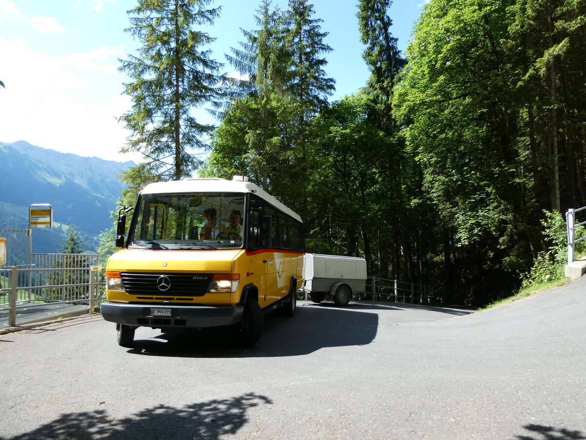 (237'668) - PostAuto Bern - BE 755'378 - Mercedes/Kusters am 26. Juni 2022 in Kiental, Aussichtsplattform