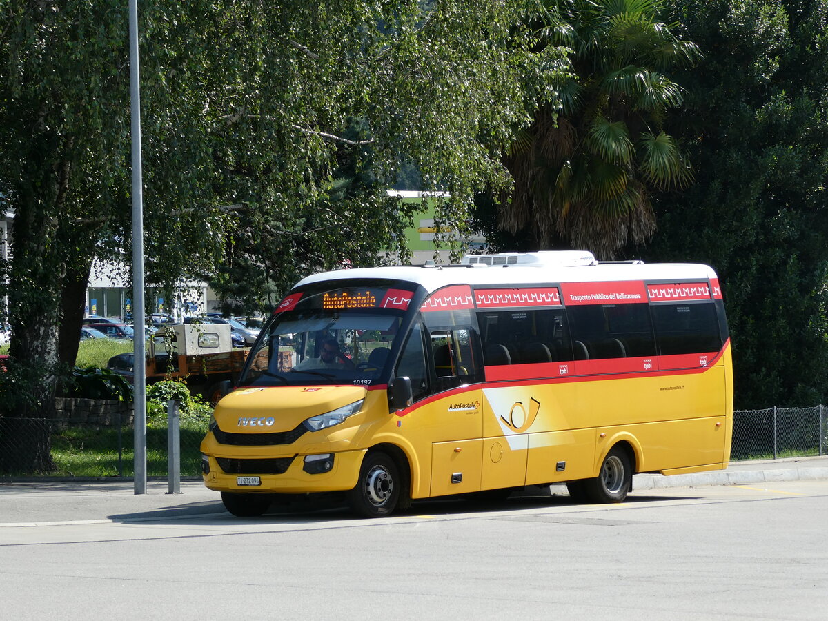 (237'758) - AutoPostale Ticino - TI 272'094 - Iveco/Rosero am 2. Juli 2022 beim Bahnhof Castione